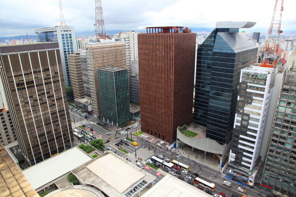 Foto que ilustra matéria sobre o Metrô Consolação mostra a Avenida Paulista com esquina da Rua Augusta