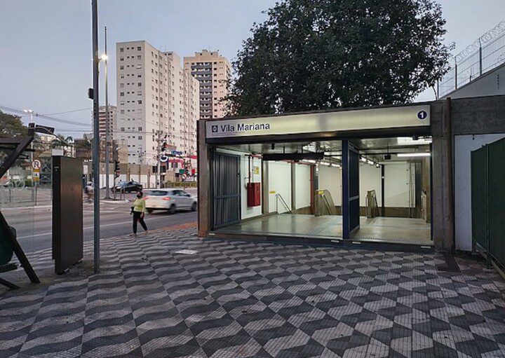 Foto que ilustra matéria sobre o Metrô Vila Mariana mostra a entrada da Estação Vila Mariana da Linha 1-Azul