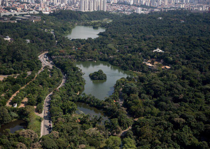 Foto que ilustra matéria sobre o Zoológico de São Paulo mostra a vista aérea do Zoológico de São Paulo.