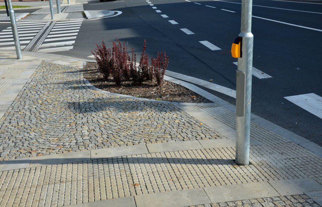 Placas de concreto em calçada.