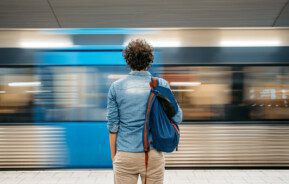 Imagem que ilustra matéria sobre a Estação Fradique Coutinho mostra um homem esperando o metrô chegar na plataforma