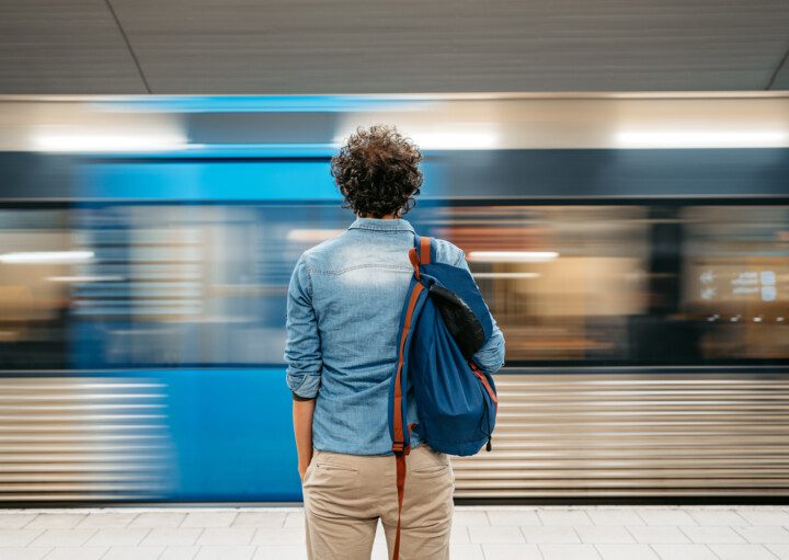 Imagem que ilustra matéria sobre a Estação Fradique Coutinho mostra um homem esperando o metrô chegar na plataforma