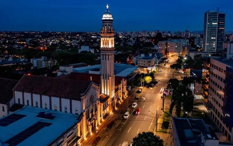 Imagem da Paróquia de Nossa Senhora das Mercês, no bairro Mercês, em Curitiba, durante a noite