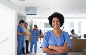 Imagem uma enfermeira em um hospital para ilustrar matéria sobre lista dos melhores hospitais de São Paulo