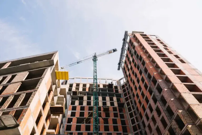 Imagem da construção de um prédio mostra paredes do empreendimento e um guincho de elevação na frente para ilustrar matéria sobre o que é o habite-se