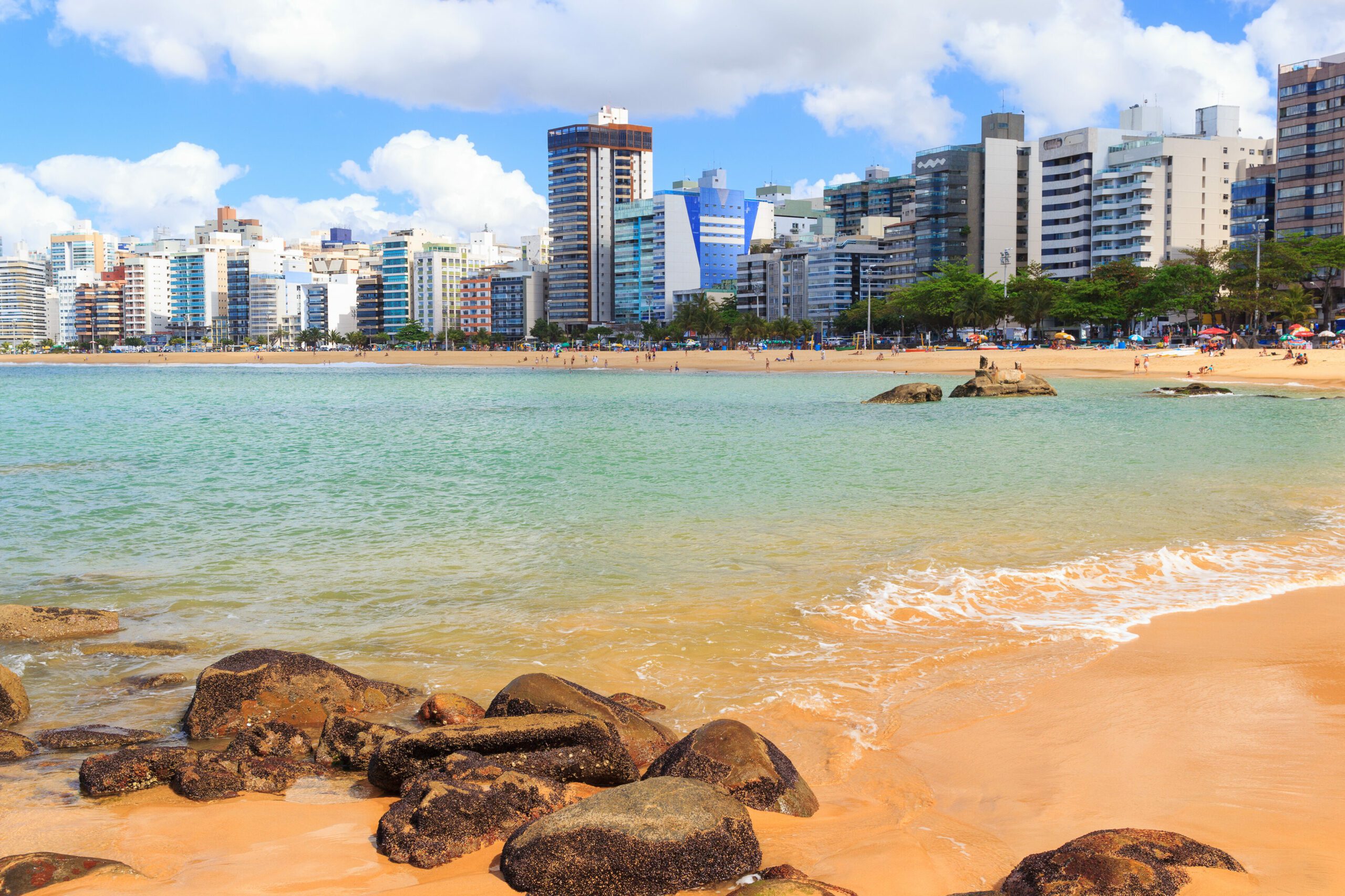 Quem mora em uma cidade litorânea pode se refrescar nas praias nos dias mais quentes