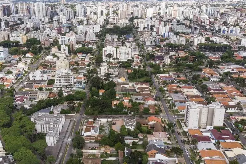 Ruas Professor Álvaro Jorge e Professor Dário Veloso, no bairro Vila Izabel, em Curitiba