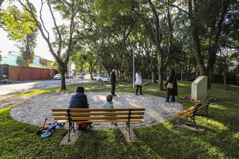 Imagem de moradores na Praça da Alemanha, no bairro Jardim Social, em Curitiba
