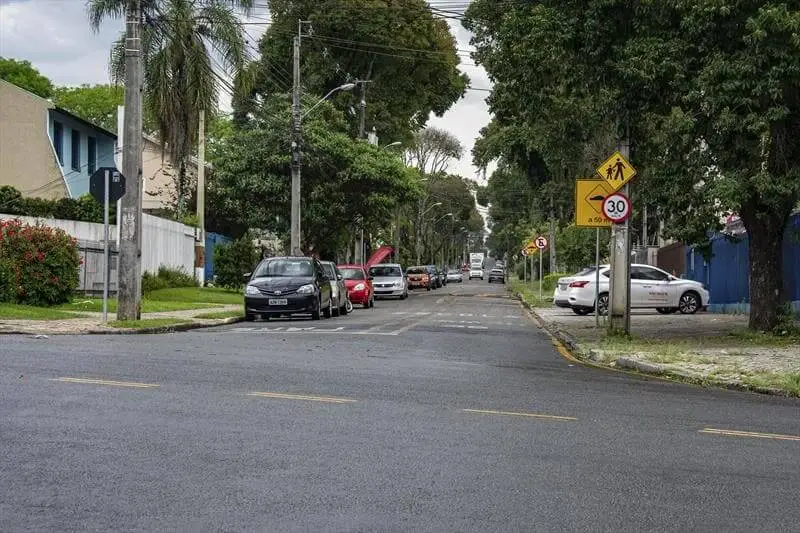 Imagem do bairro Água Verde, em Curitiba, mostra avenidas, carros estacionados e casas da região