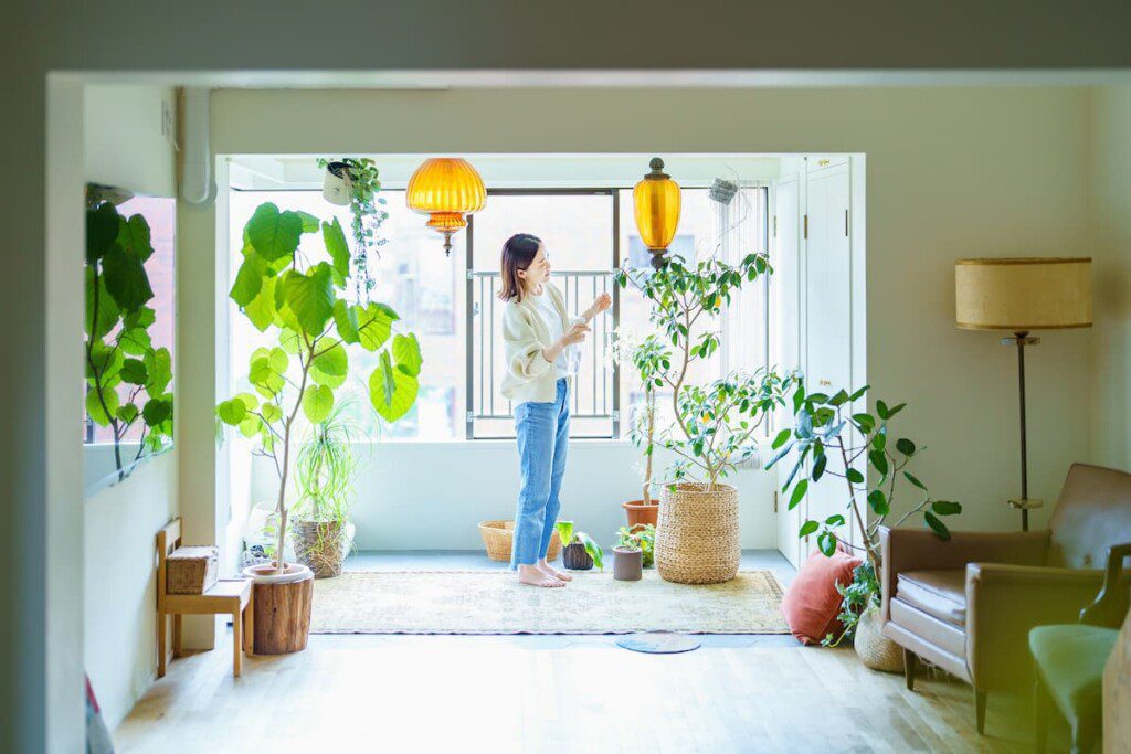 Sala de uma apartamento pequeno decorada estilo urban jungle.