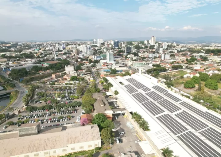 Foto que ilustra matéria sobre Bairros de Betim mostra a cidade mineira vista do alto (Crédito: Shutterstock)