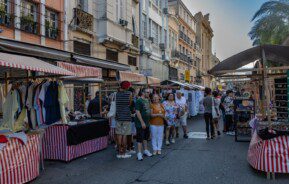 Foto que ilustra matéria sobre feiras no Rio de Janeiro mostra pessoas e barracas na Feira do Lavradio