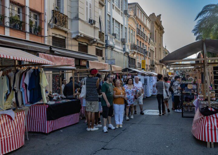 Foto que ilustra matéria sobre feiras no Rio de Janeiro mostra pessoas e barracas na Feira do Lavradio