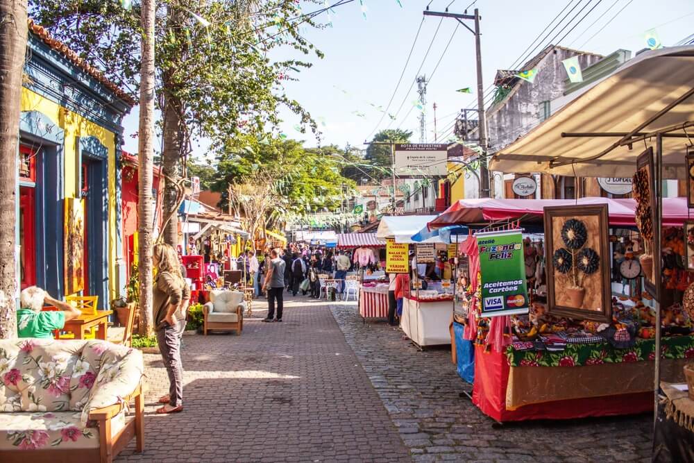 Imagem de banquinhas de artesanato em Embu das Artes