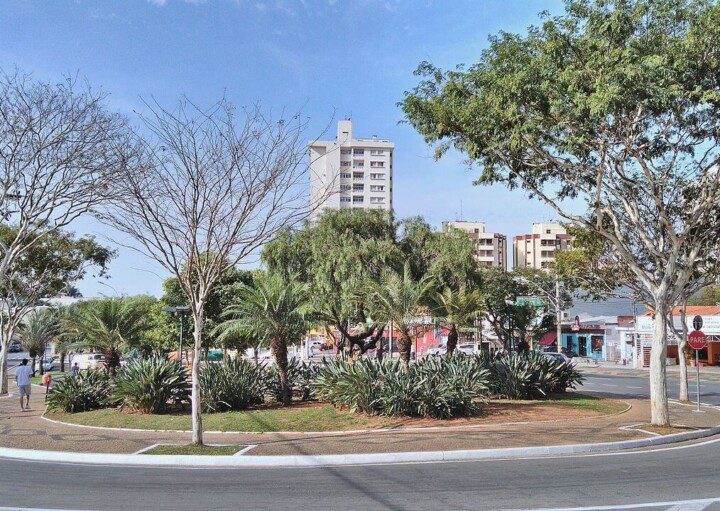 Foto que ilustra matéria sobre o que fazer em Valinhos mostra uma praça da cidade