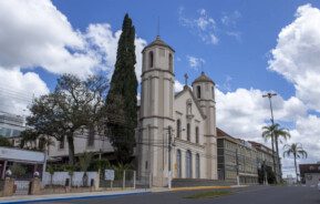 Foto que ilustra matéria sobre onde fica Gravataí mostra a fachada da igreja da Paróquia Nossa Senhora dos Anjos