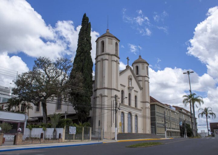 Foto que ilustra matéria sobre onde fica Gravataí mostra a fachada da igreja da Paróquia Nossa Senhora dos Anjos