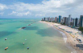 Foto que ilustra matéria sobre onde fica Jaboatão dos Guararapes mostra a Praia de Candeias vista do alto.