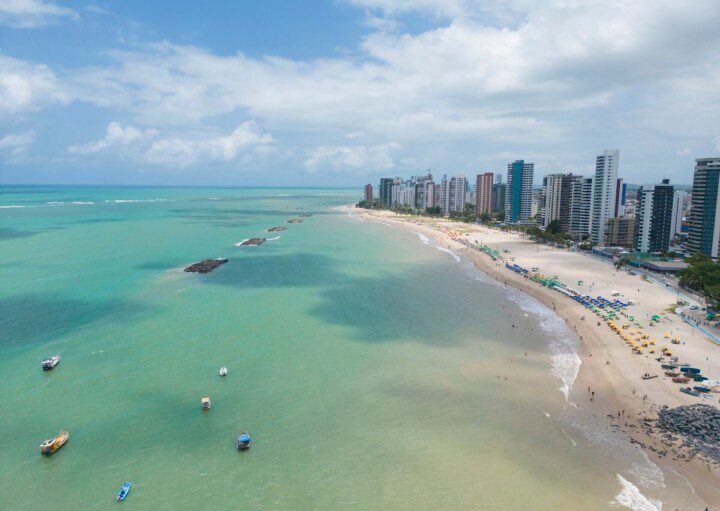 Foto que ilustra matéria sobre onde fica Jaboatão dos Guararapes mostra a Praia de Candeias vista do alto.