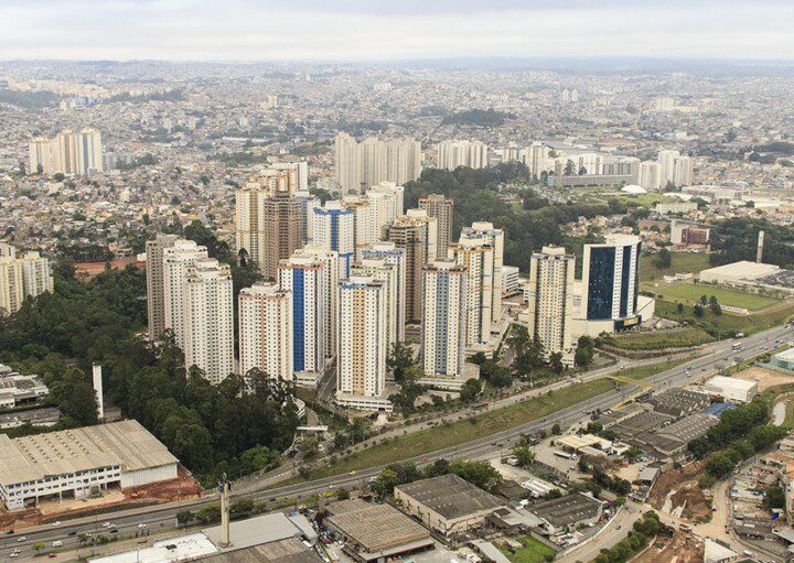 Foto que ilustra matéria sobre onde fica Taboão da Serra mostra a cidade vista do alto.