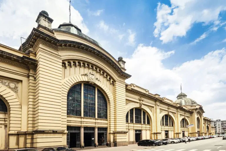 Imagem da fachada externa do Mercado Municipal de São Paulo para ilustrar matéria sobre o calendário de feiras em São Paulo