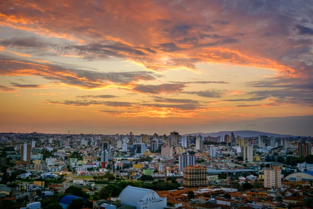  Imagem aérea de Sorocaba mostra prédios da cidade durante o pôr do sol para ilustrar matéria sobre as cidades próximas a São Paulo