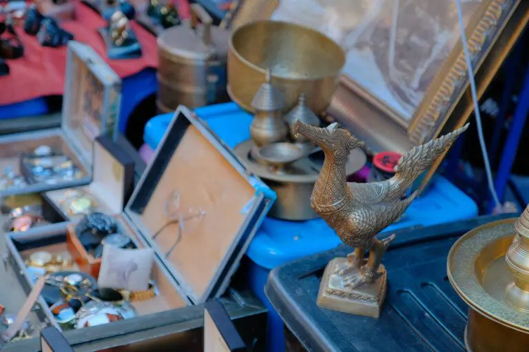 Imagem de produtos de artesanato disponíveis para venda em uma das barracas da Feira de Antiguidades do Bixiga para ilustrar matéria sobre as feiras, em São Paulo