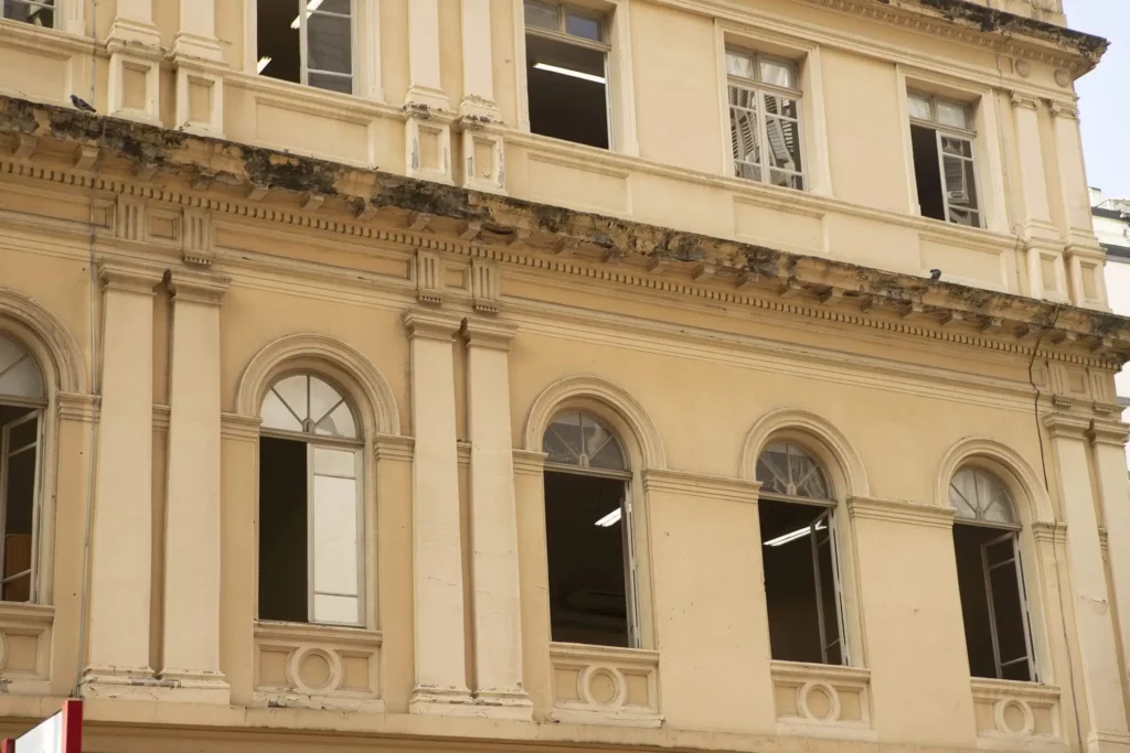 Imagem da fachada da Escola Normal Caetano de Campos, na Praça da República, em São Paulo, para ilustrar matéria sobre as melhores feiras em São Paulo