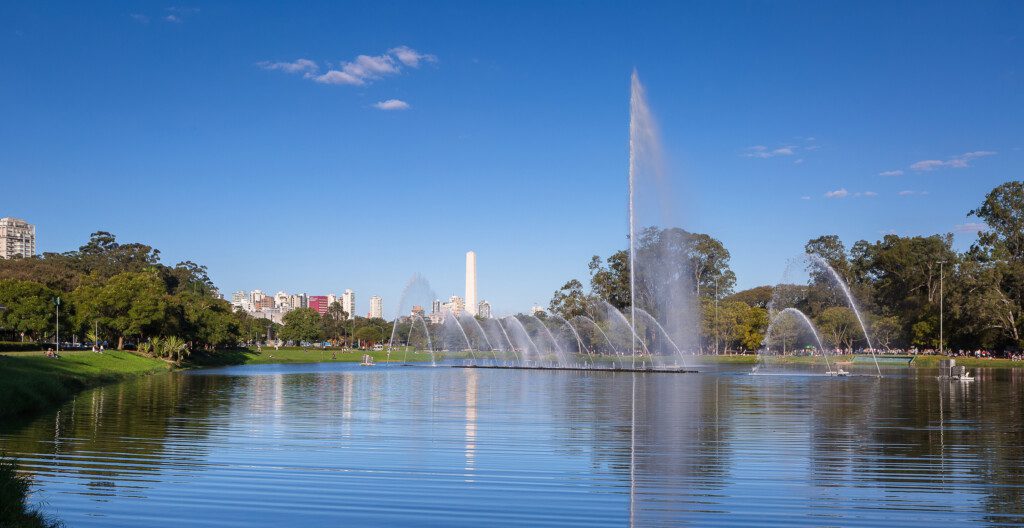 Imagem da fonte no lago do Parque Ibirapuera com o Obelisco ao fundo para ilustrar matéria sobre o que fazer no parque