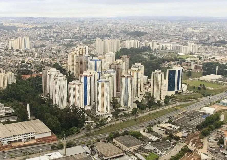 Imagem da vista aérea de Taboão da Serra, no interior do estado de São Paulo, mostra prédios, casas, avenidas e vegetação da cidade