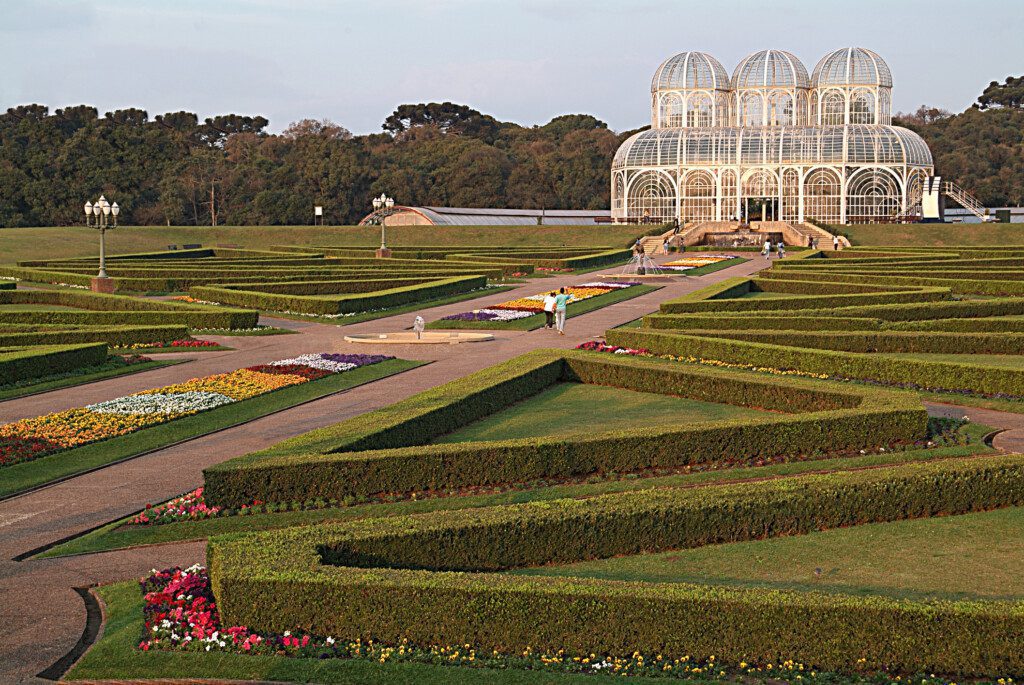 Imagem panorâmica do Jardim Francês com vista para a estufa principal do Jardim Botânico de Curitiba