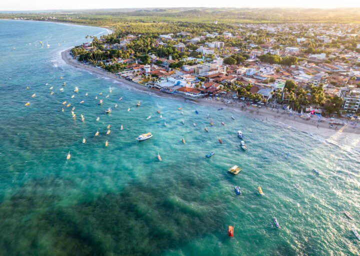 Vista aérea da praia de Porto de Galinhas, em Pernambuco.