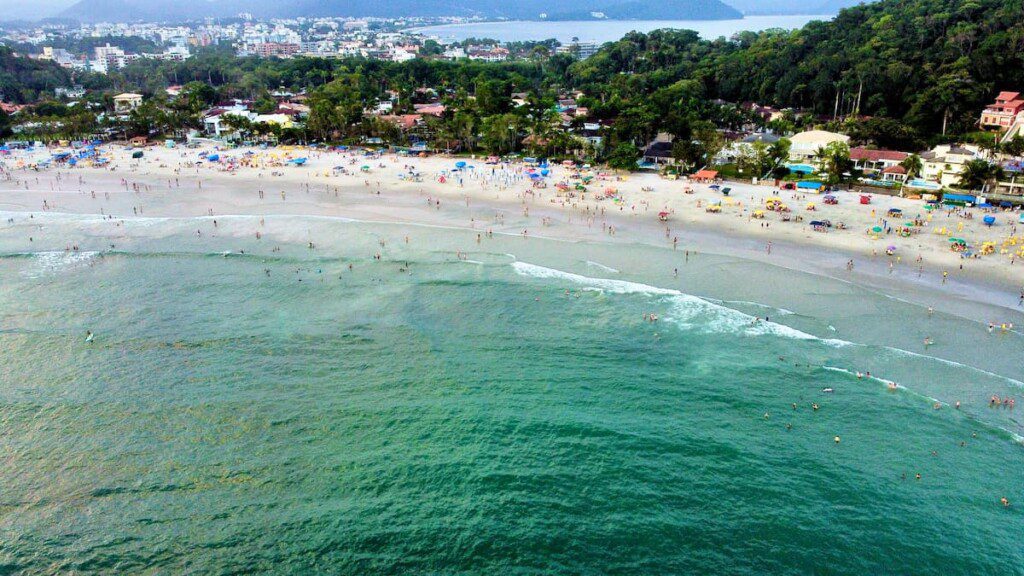 Vista aérea do litoral de Ubatuba.