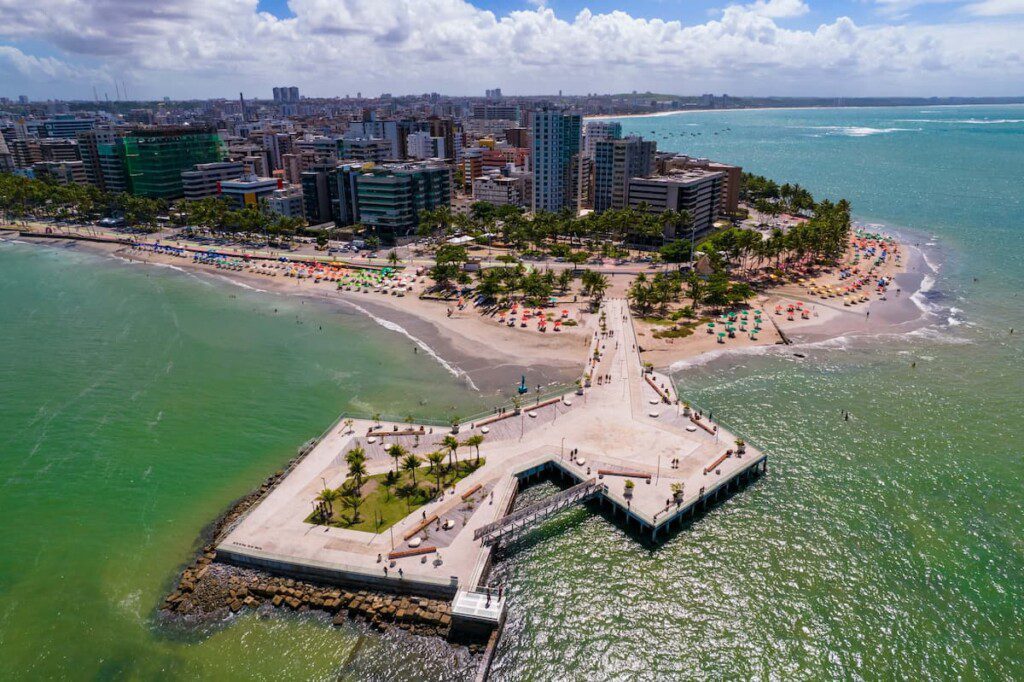 Fotografia aérea do litoral de Maceió.