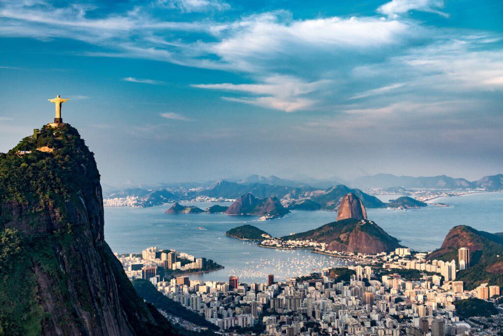 Imagem do Cristo Redentor e da Baía de Guanabara, no Rio de Janeiro.