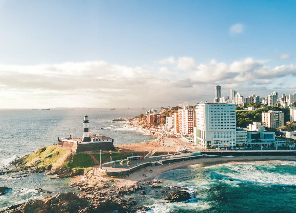 Vista aérea do litoral de Salvador, na Bahia.