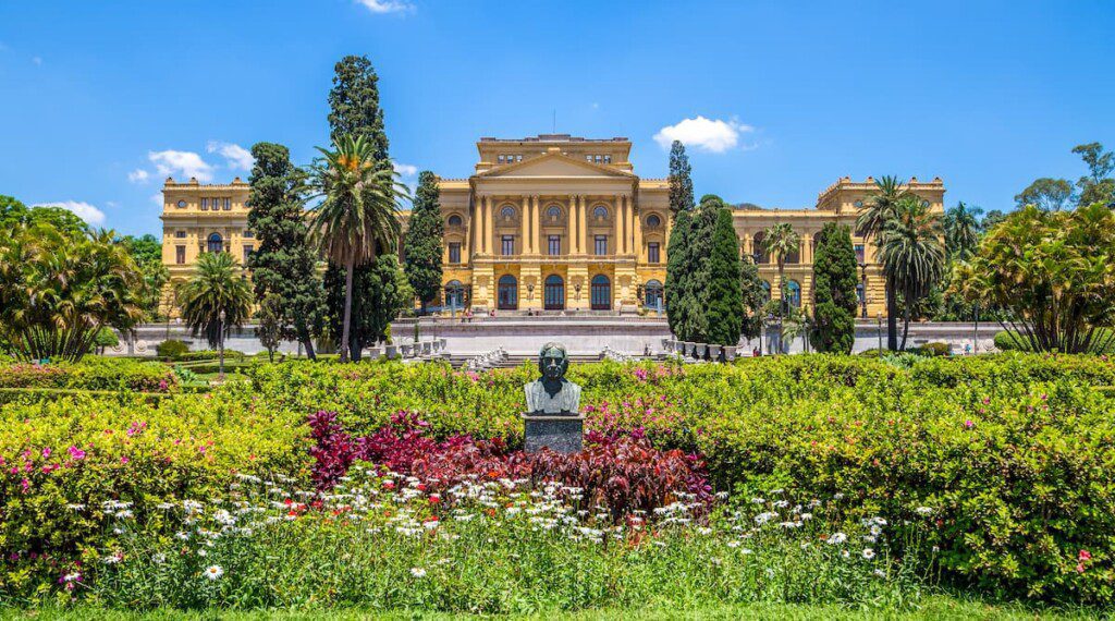 Jardim e fachada do Museu do Ipiranga, em São Paulo.