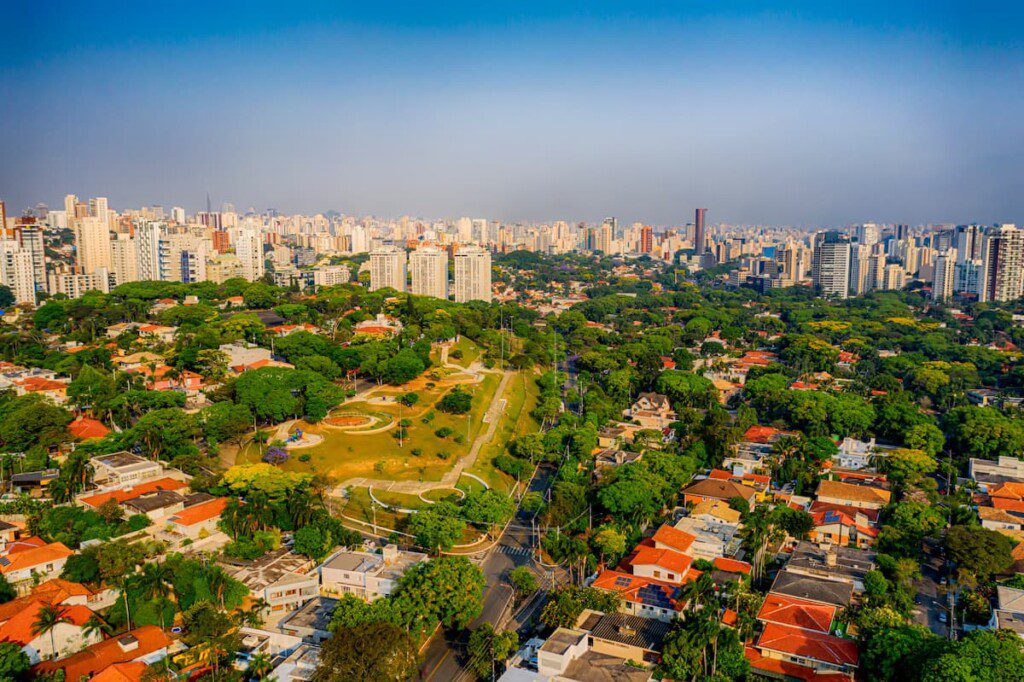 Vista aérea da praça do pôr do sol, ao centro da imagem.