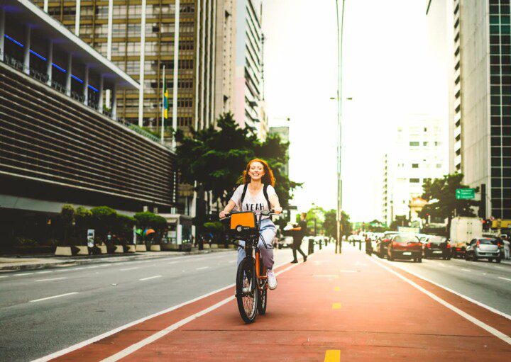 Garota andando de bicicleta na Avenida Paulista, em São Paulo.