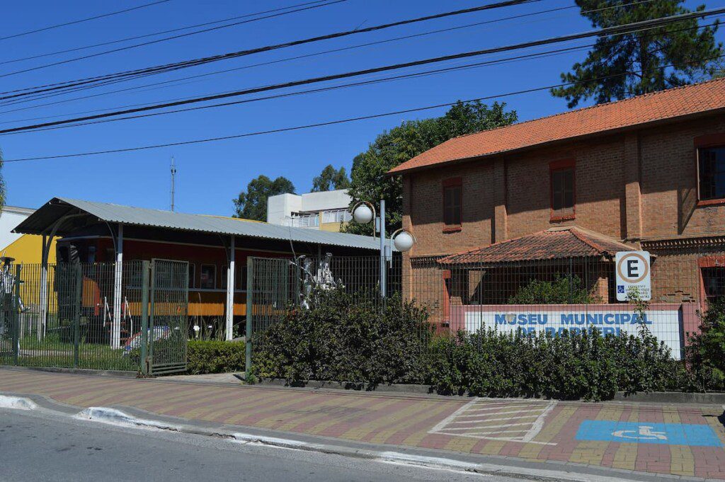 Fachada do museu com muro de tijolinhos marrons.