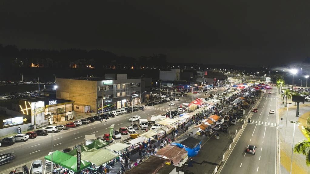 Avenida em Brarueri movimentada durante pela Feira Noturna.