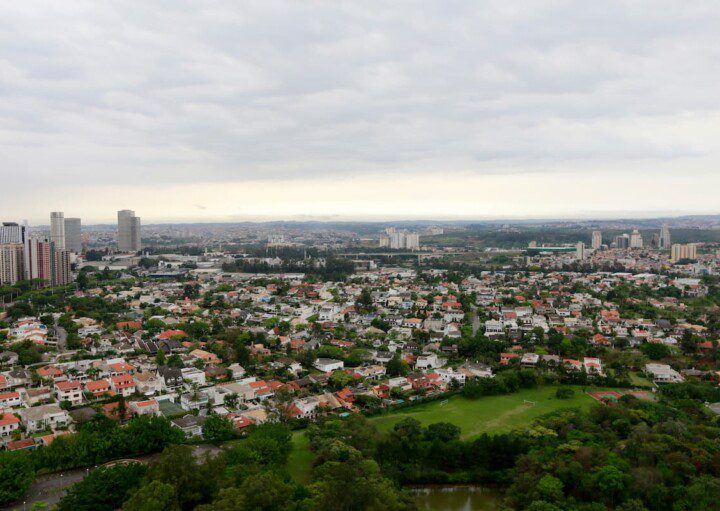 Vista aérea da cidade de Barueri, em São Paulo.