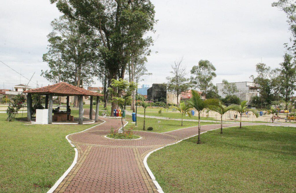 Caminho de pedra entre o gramado. 