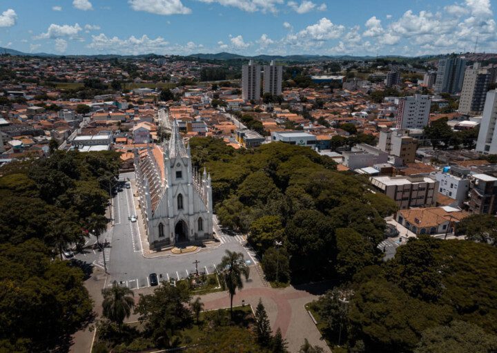 Foto que ilustra matéria sobre o que fazer em Taubaté mostra a cidade do alto, com destaque para uma igreja ao centro da imagem (Foto: Shutterstock)