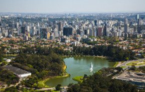 Imagem aérea de São Paulo para ilustrar matéria sobre o que fazer no Parque Ibirapuera