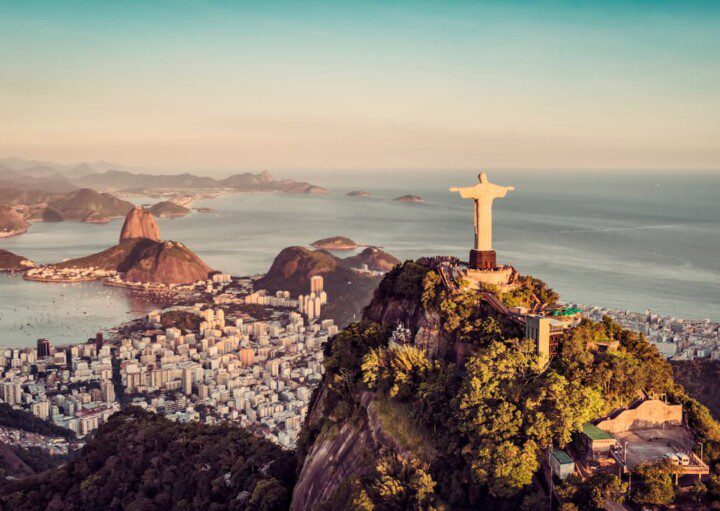 Imagem aérea do Rio de Janeiro, próximo ao Cristo Redentor.