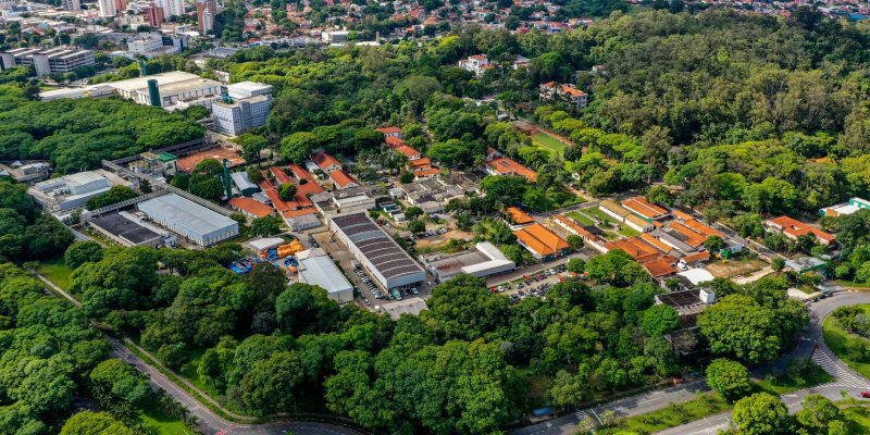 Imagem aérea do Parque da Ciência Butantan com vista para as árvores e estrutura do local