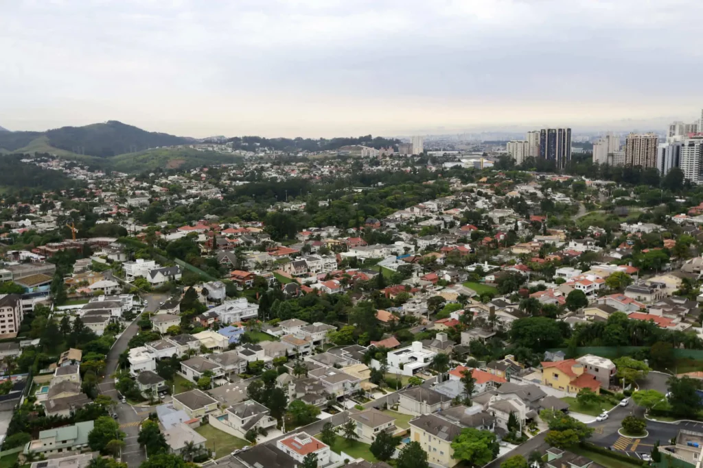 Imagem aérea do bairro Alphaville, em Barueri, mostra prédios, casas, avenidas e vegetação que cercam os edifícios para ilustrar matéria sobre os melhores lugares do interior de SP para morar