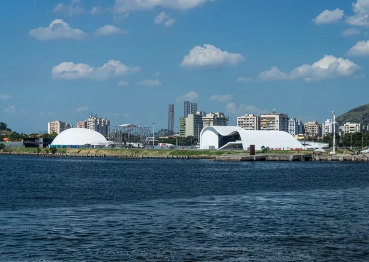 Foto que ilustra matéria sobre o Caminho Niemeyer mostra o Memorial Roberto Silveira e o Teatro Popular Oscar Niemeyer (Crédito: Shutterstock)