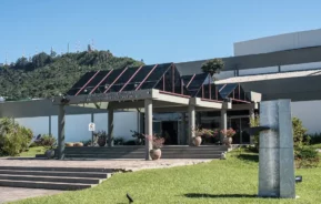 Foto que ilutra matéria sobre o Centro Integrado de Cultura de Florianópolis mostra a entrada do espaço em um dia de céu azul